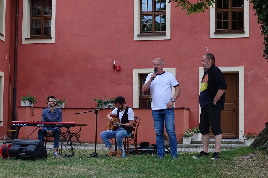 WSCHOWA. Hubert Szczęsny i Mateusz Walczak zagrali klasykę blues rocka. [ZDJĘCIA]