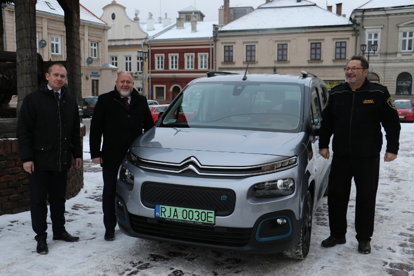 Elektryczne auto zasiliło flotę Urzędu Miasta w Jarosławiu [ZDJĘCIA]