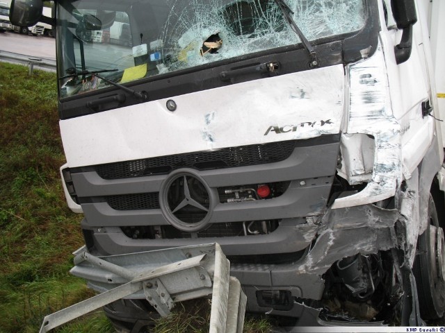 W ciągu dzisiejszej nocy suwalscy policjanci wyjeżdżali trzy razy do zdarzeń drogowych na krajowej 8. Do pierwszej kolizji doszło około godz. 2.40 w miejscowości Szypliszki. Funkcjonariusze na miejscu ustalili, że 32&#8211;letni kierowca skody w wyniku nieprawidłowego manewru omijania najechał na tył fiata.