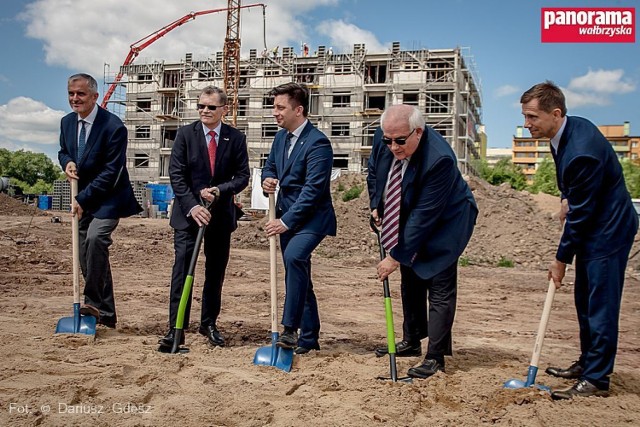 W Wałbrzychu przy ul. Husarskiej ruszyła budowa 215 mieszkań w ramach rządowego programu Mieszkanie Plus. Mają być wybudowane w ciągu 18 miesięcy