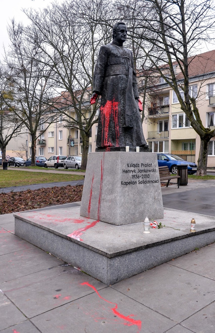 Radni KO chcieli dziś odebrać ks. Jankowskiemu tytuł Honorowego Obywatela Gdańska. Nie udało się. Uchwała przeniesiona na styczeń