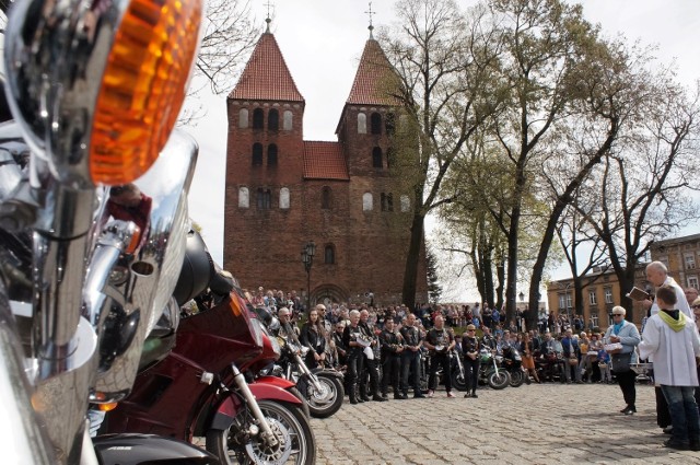 Wielka Sobota, to święcenie potraw w kościołach. Pod Bazyliką Mniejszą w Inowrocławiu odbyła się motoświęconka, zorganizowana przez Raider's Club Inowrocław i parafię. Wielkanocne potrawy pod świątynię przywieźli w hełmach i sakwach motocykliści. Święcił je ks. Dariusz Żochowski, który życzył wszystkim przybyłym na motoświęconkę wspaniałych Świąt Wielkanocnych, a raidersom tyle samo powrotów co wyjazdów na motocyklowe trasy.