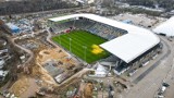 Nowe rzędy trybuny wschodniej i zbrojenie północnej na stadionie Pogoni. Zobacz zdjęcia z drona