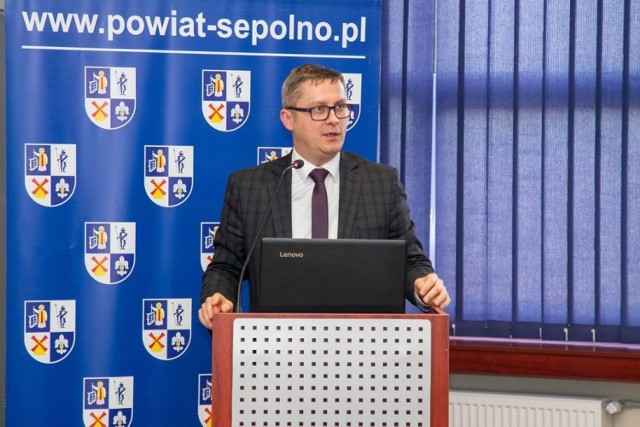 Sebastian Borowiak, dyrektor GDDKiA Oddział w Bydgoszczy, przedstawił na sesji rady powiatu sępoleńskiego informacje nt. zaawansowania inwestycji drogowych na DK 25