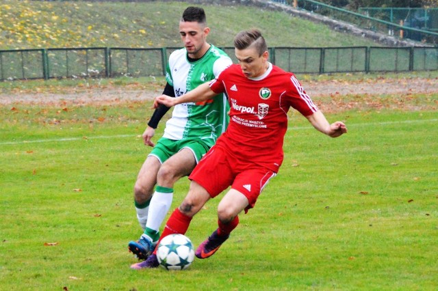 Jesienią piłkarze Chełmka (biało-zielone stroje) przegrali u siebie z Jawiszowicami 0:3.