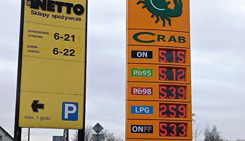 Oświęcim. Ceny paliw na stacjach w pierwszym dniu po obniżce VAT w ramach tarczy antyinflacyjnej 2.0. Niewiele ponad 5 zł za litr [ZDJĘCIA]