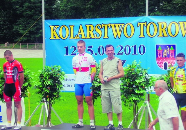 Mateusz Lipa złoty medalista OOM na podium z trenerem Józefem Gronostajem