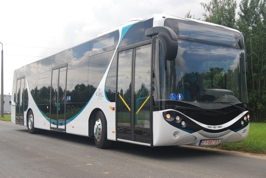 Autobus wyprodukowany został w ubiegłym roku przez firmę AMZ...