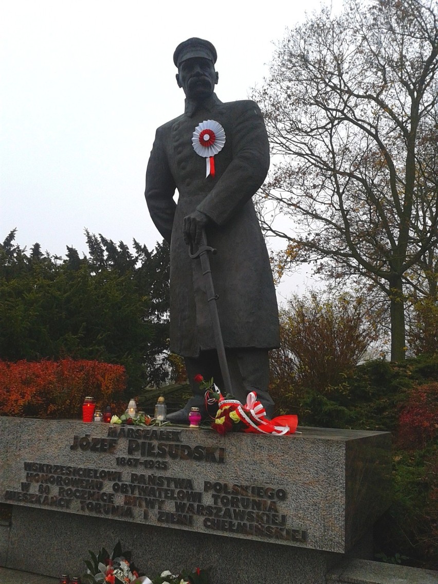 Pod pomnikiem Józefa Piłsudskiego