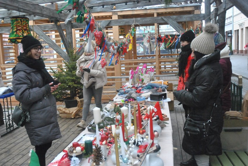 LESZNO. Jarmark bożonarodzeniowy NGO na Rynku w Lesznie. Organizacje zbierają pieniądze i promują swoją działalność [ZDJĘCIA] 