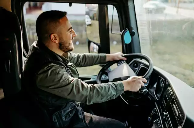Kierowca ciężarówki może na Podkarpaciu zarobić od 4,8 do nawet  12 tys. zł brutto. Jest to pensja porównywalna do najbogatszych regionów Polski.