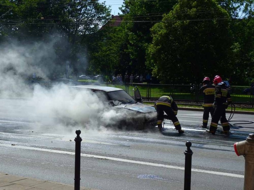 Gdańsk: Pożar samochodu na ul. Wały Jagiellońskie. Korki w stronę Wrzeszcza [ZDJĘCIA]
