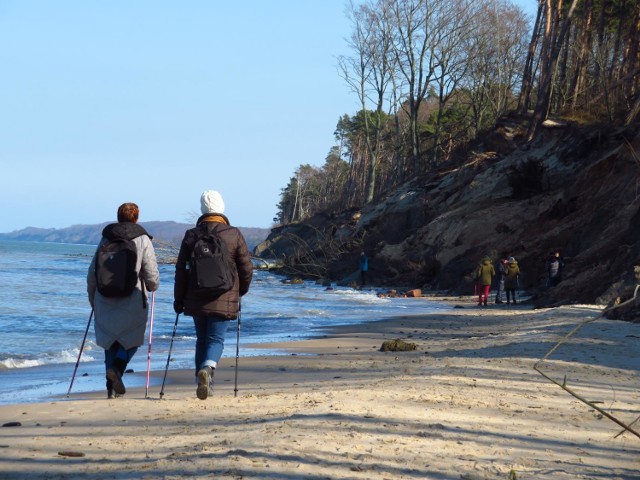 Z uwagi na zamknięcie kin, szkół, placówek kultury, oraz odwołane imprezy, spacery na plaży wydają się być jedynym alternatywnym, miłym i bezpiecznym sposobem na spędzenie wolnego czasu. Zapraszamy do sztormowej Ustki, Orzechowa i Rowów.