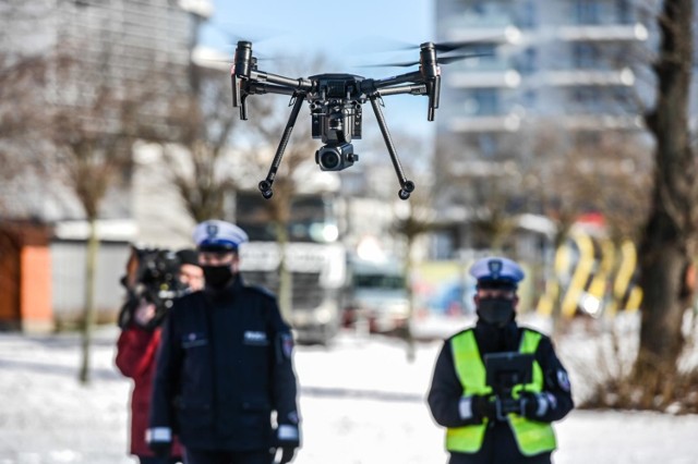 Drogówka patroluje gdańskie ulice z dronem. Sprzęt przeszedł chrzest bojowy podczas specjalnego pokazu w piątek 5.02.2021