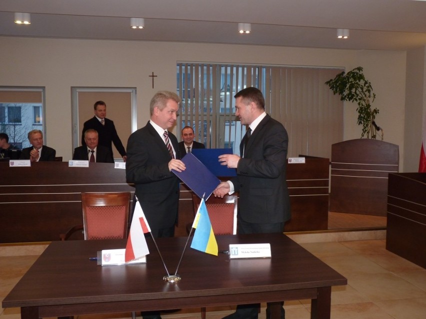 Starostwo powiatowe w Radomsku podpisało umowę partnerską z ukraińskim miastem Równe