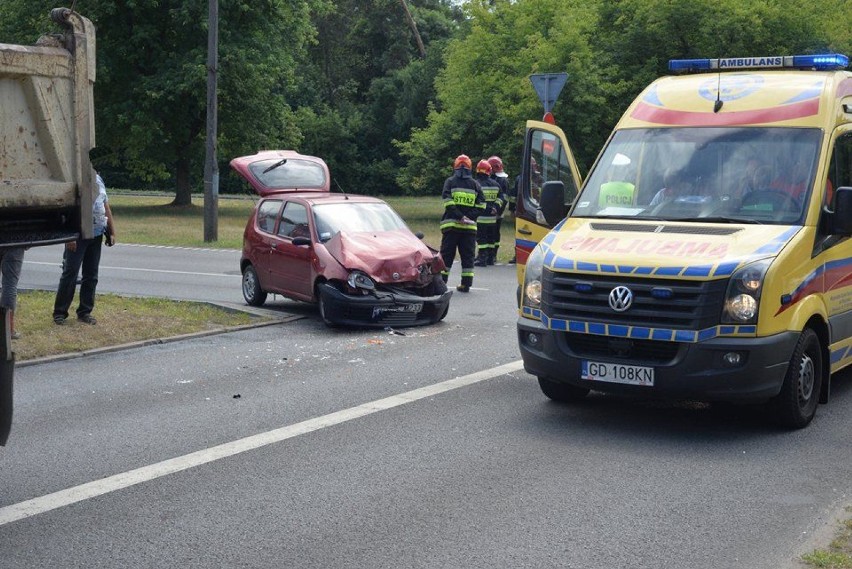 Wypadek na skrzyżowaniu Zielnej z P2 we Włocławku. Ciężarowy man zderzył się z fiatem seicento [zdjęcia, wideo]