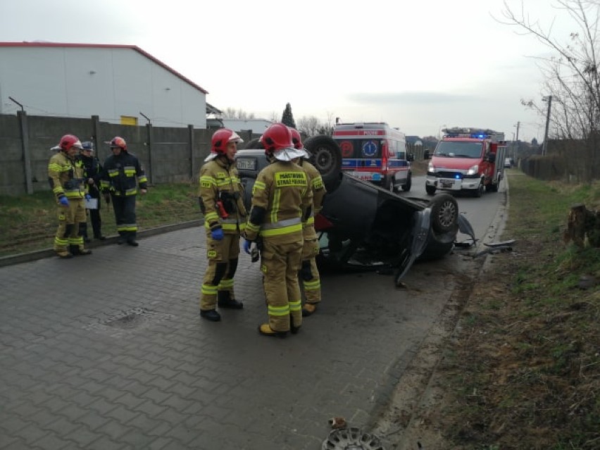 Dachowanie samochodu na ulicy Leśnej w Psarskiem