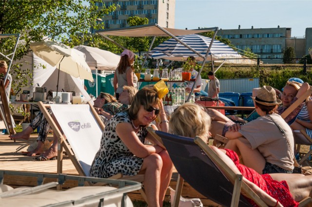 Slow Market to weekendowy targ kulinarny nad Wisłą. Znajdziecie go obok klubów Plac Zabaw i Barka. Domowe wędliny, nabiał, pieczywo, warzywa i owoce - swoje produkty zaprezentuje pięćdziesięciu lokalnych producentów żywności oraz stołeczne lokale gastronomiczne. 

12.07 (sobota-niedziela), godz. 11-19
Skwer Kahla, przy wyjściu z Metra Centrum Nauki Kopernik

Czytaj także: Slow Market nad Wisłą. Warto przyjść tu nie tylko po zdrową żywność