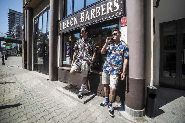 Szedł sobie redaktor ulicą i został porwany przez barberów. Tiago i Miguel niedawno otworzyli w Warszawie swój zakład. I chociaż w stolicy nie brakuje miejsc, w których świadczone są te same usługi, Lisbon Barbers wyróżnia się na ich tle portugalskim klimatem i podejściem golibrodów do swojego zawodu.