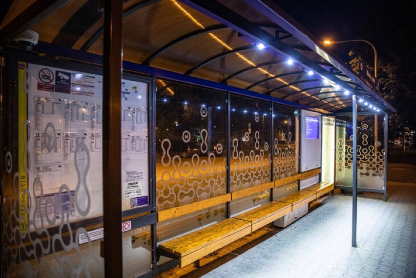 KM Płock. Urząd Miasta zlecił montaż dodatkowego oświetlenia na wiatach przystankowych. Będzie jaśniej i bezpieczniej