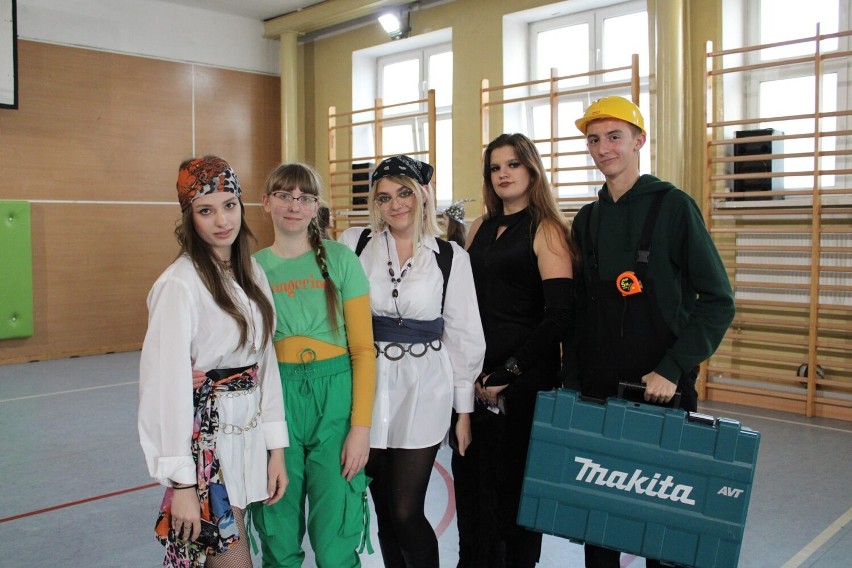 Dzień Postaci Fikcyjnych w II Liceum Ogólnokształcącym w Radomsku. ZDJĘCIA