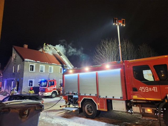 - Tuż przed godziną 21 zostaliśmy zadysponowani do pożaru sadzy w przewodzie kominowym w centrum naszej miejscowości, gdzie udaliśmy się dwoma zastępami - relacjonują strażacy z OSP Chełmsko Śląskie. 