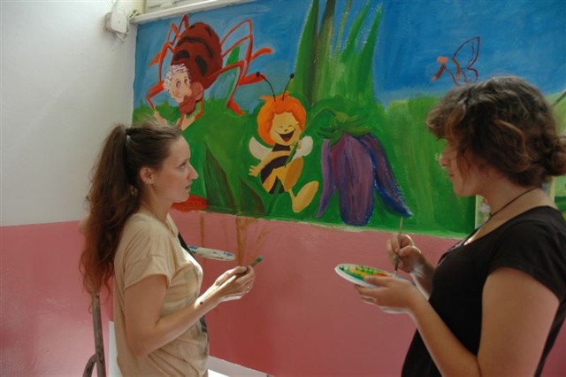 uczennica malują jedną ze ścian