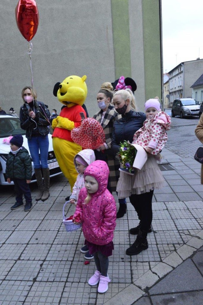 KOŚCIAN. Nietypowy ślub w kościańskiej farze. Była specjalna orkiestra i... postacie z bajek [ZDJĘCIA]  