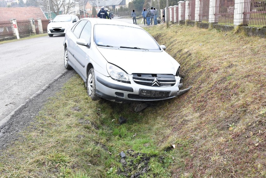 Kolejny wypadek w Srogowie Dolnym. Kobieta trafiła do szpitala [ZDJĘCIA]