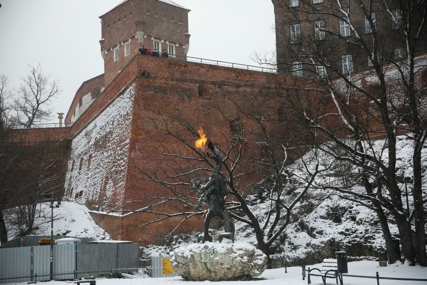 Kraków. Smok Wawelski. Wiosną 1973 r. wewnątrz rzeźby...