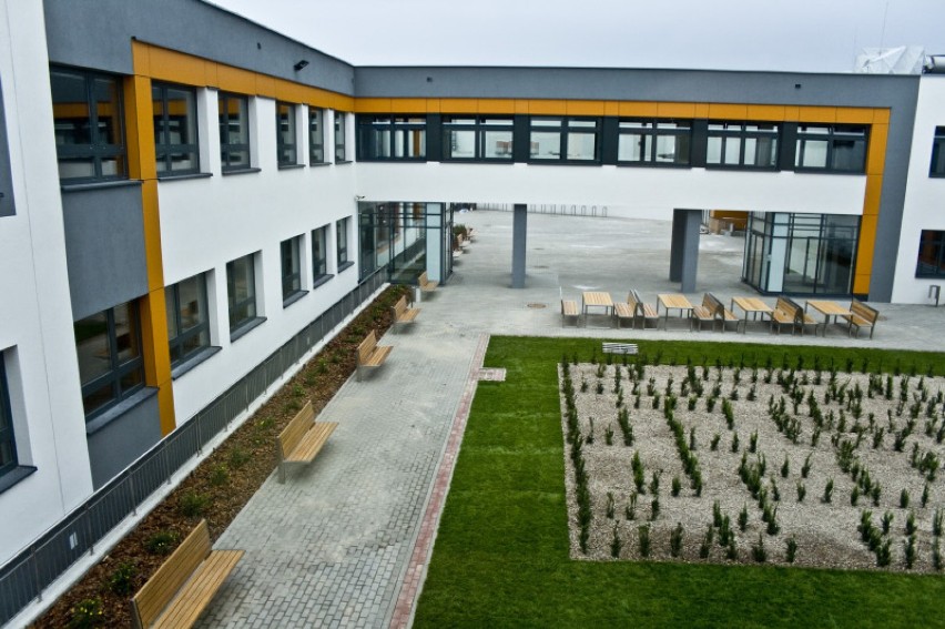 Szkoła w Kokoszkach została przekazana Fundacji Pozytywne...