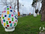 Wielkanocne pisanki nad Jeziorem Sławskim. Miasto jest już w świątecznym klimacie