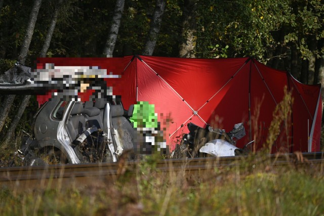 W wyniku wypadku na przejeździe kolejowym na granicy powiatu świeckiego i tucholskiego zginął kierowca volkswagena