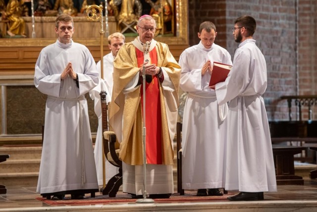 Abp Stanisław Gądecki, Przewodniczący Konferencji Episkopatu Polski, zaapelował do biskupów o wydanie decyzji, aby wewnątrz kościołów nie przebywało więcej niż 50 osób.