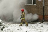 Pożar kamienicy przy ul. Opolskiej. Służby ratunkowe prowadzą akcję gaśniczą