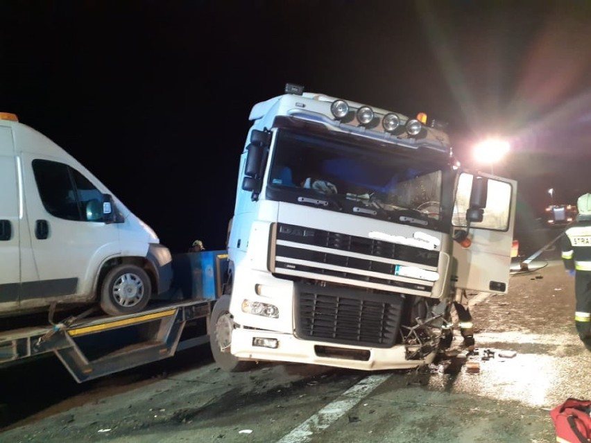 Groźne zderzenie ciężarówki i samochodu osobowego na A2