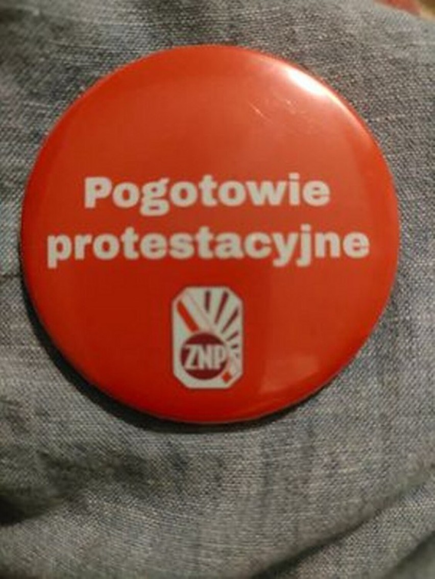 Informacyjna akcja protestacyjna polskich nauczycieli trwa również w Kościanie. Na czym polega i jakie są oczekiwania nauczycieli?