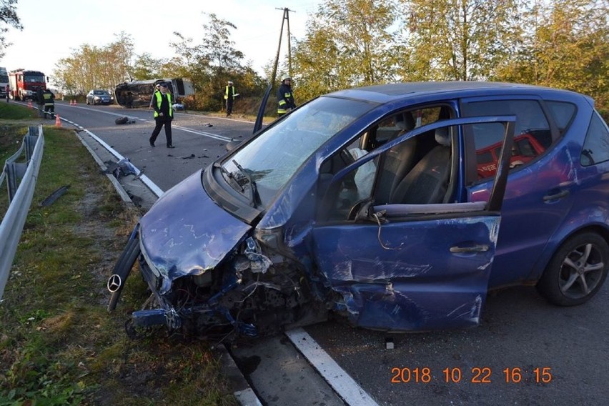 Wypadek na drodze do Tuchowa z udziałem karetki