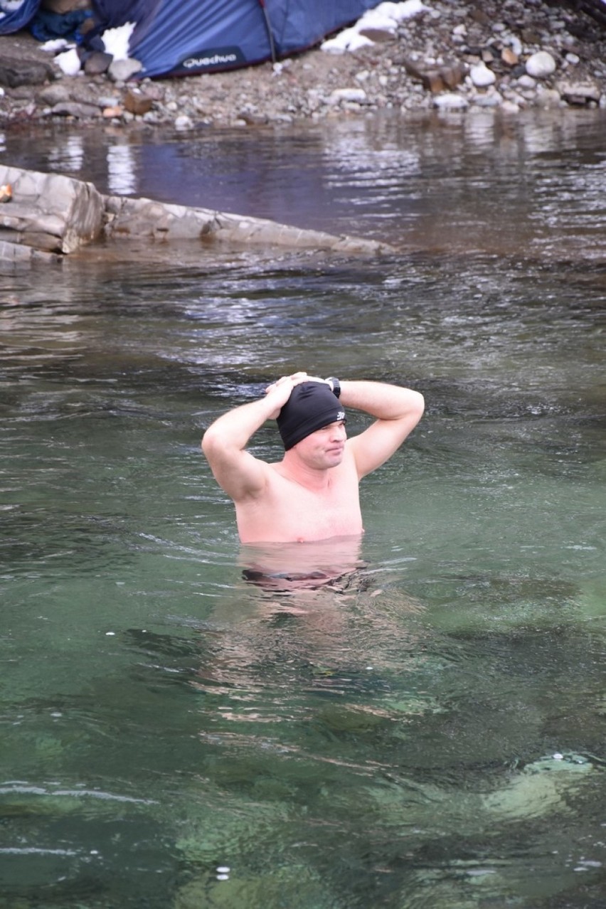 Morsom z Podhala nie straszna zima! Zobacz, kto kąpał się w lodowatej górskiej rzece [ZDJĘCIA]