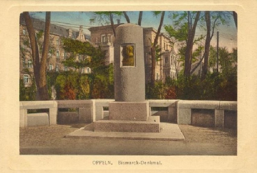 Pomnika Ottona von Bismarcka przed gmachem poczty w Opolu na...