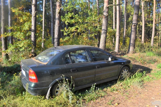 Opel astra zmarłego działkowca został wiosną wypchnięty z działek do lasu