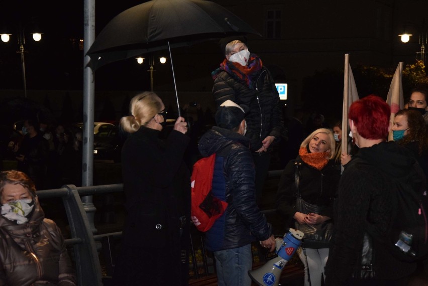 Protest kobiet w Malborku. Czarny Spacer pod biuro posła PiS Kazimierza Smolińskiego [ZDJĘCIA, FILM]. Tłum przeszedł przez centrum miasta