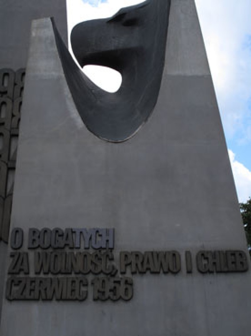 Do napisu „O Boga” na pomniku Poznańskiego Czerwca doklejono...