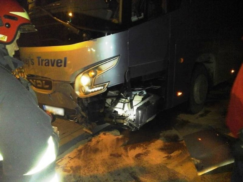 Wypadek w Łososinie Dolnej. Autobus zderzył się z samochodem [ZDJĘCIA]
