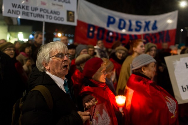 W 2017 roku przed Teatrem Powszechnym odbywały się protesty środowisk narodowych i katolickich przeciwko wystawianiu "Klątwy"