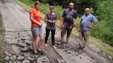 Olszówka. Osiedlową drogę zniszczyły ciężarówki z drzewem i betonem. Kto ją odbuduje?