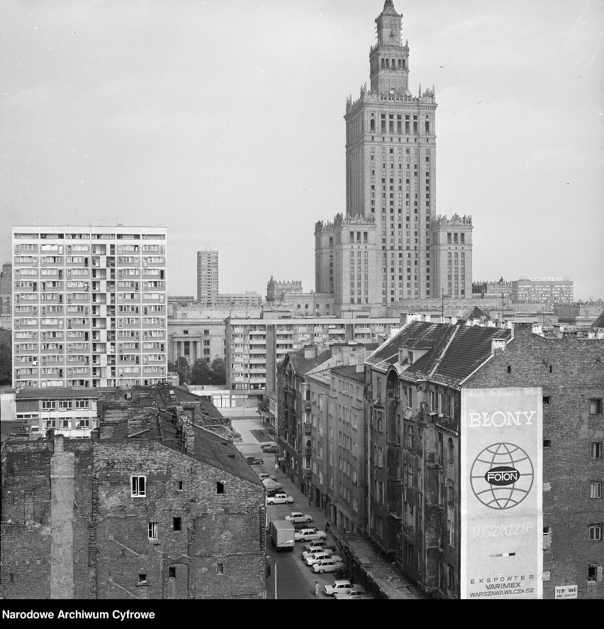 Pałac Kultury i Nauki kończy 67 lat. Wyjątkowe wydarzenie w centrum Warszawy. Tort, pokazy dla dzieci i emisja kultowego filmu "Miś"