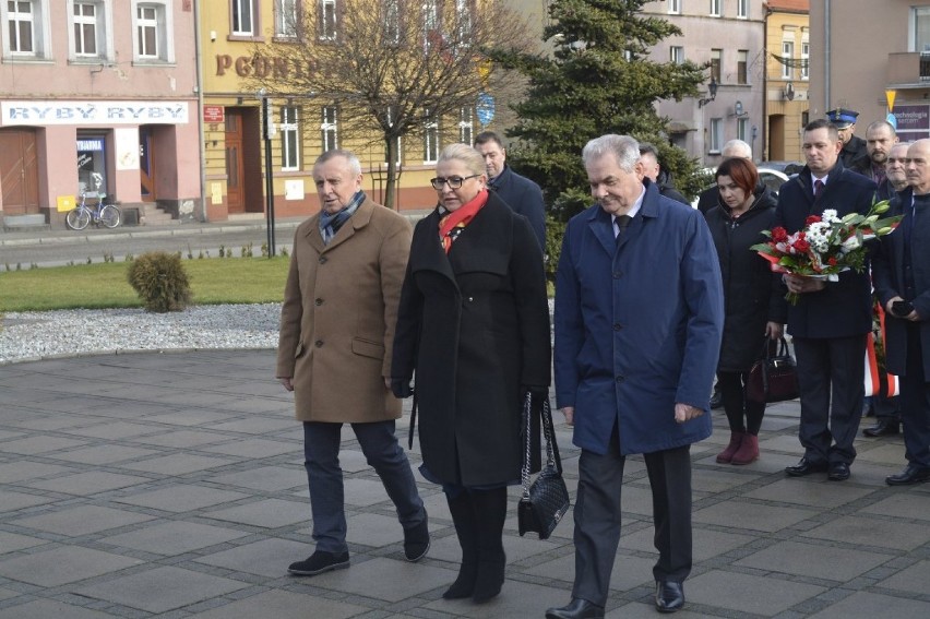 Góra. Obchody 75 rocznicy powrotu ziemi górowskiej do macierzy. Hołd pod pomnikiem i uroczysta sesja [ZDJĘCIA]