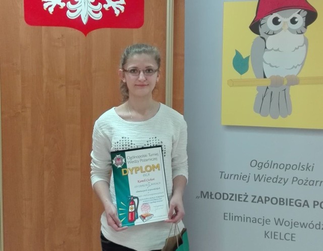 Kamila Cichoń z „Czarnieckiego” z dyplomem za zwycięstwo w turnieju wiedzy pożarniczej na szczeblu wojewódzkim.