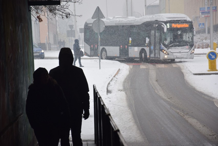 Duże opady topniejącego śniegu w Kędzierzynie-Koźlu. Kierowcy mają wielkie problemy